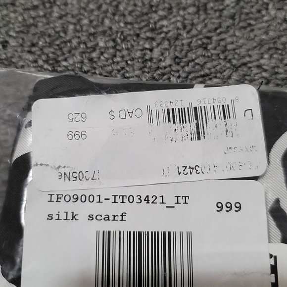 Versace silk scarf - Picture 6 of 7